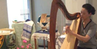 Harpist demonstrating music modes 